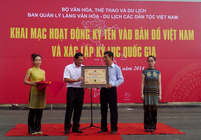 Đại diện Quản lý Làng Văn hóa-Du lịch các dân tộc Việt Nam nhận Giấy chứng chỉ của Hội xác lập kỷ lục Việt Nam