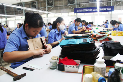 KHATOCO sản xuất các sản phẩm thời trang cao cấp từ da đà điểu, cá sấu.