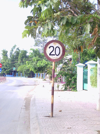 Cần thay biển báo phù hợp hơn