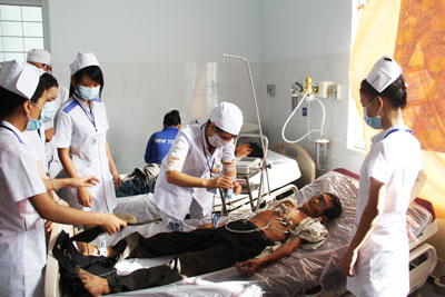 Chăm sóc điều trị bệnh nhân tại Trung tâm Y tế huyện Vạn Ninh.