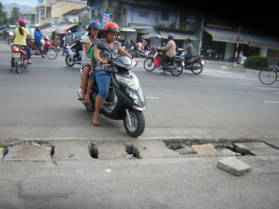 Nắp đậy cống nước bể sụp