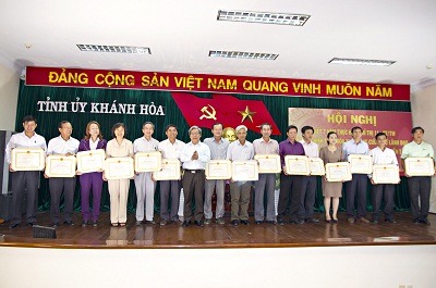 Ông Lê Xuân Thân – Phó Chủ tịch UBND tỉnh đã trao bằng khen cho các tập thể và cá nhân.