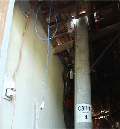 Trụ điện ở trong nhà ông Đinh Cao. 