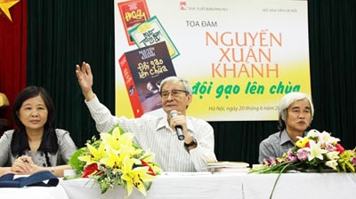 Nhà văn Nguyễn Xuân Khánh trong một hội thảo.