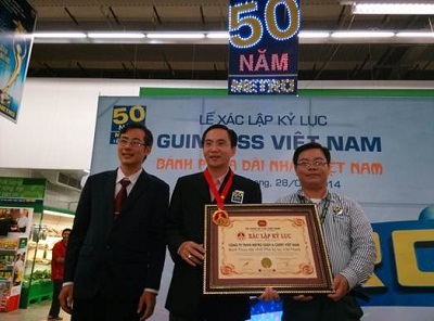 Đại diện Trung tâm Metro Nha Trang nhận chứng nhận kỷ lục.