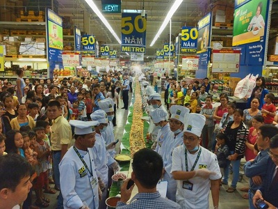 Đông đảo khách hàng đến Trung tâm Metro Nha Trang chứng kiến Lễ xác lập kỷ lục.