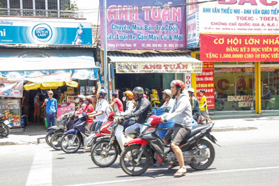 RQH: Tình nguyện viên đứng chốt giao thông trong những ngày cao điểm thi đại học.