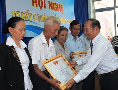 Ông Lê Xuân Hạnh – Trưởng ban đại diện Hội Người cao tuổi tỉnh trao bằng khen cho các tập thể, cá nhân xuất sắc.