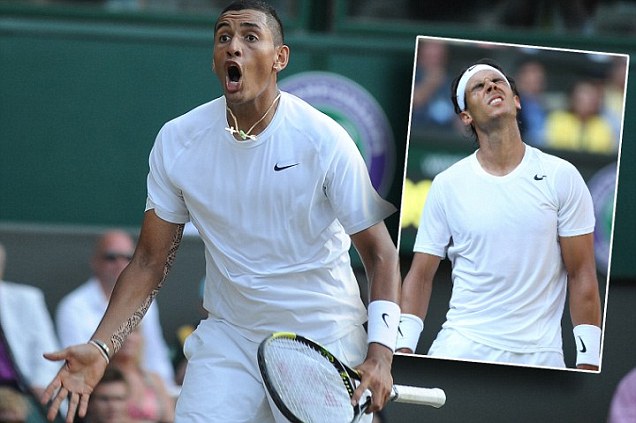 Khi sân cỏ chẳng phải là đất nện