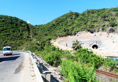 Thi công cửa phía Bắc hầm Đèo Cổ Mã.