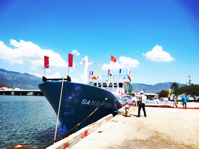 Tàu Sang Fish 01 trong ngày bàn giao cho ngư dân.