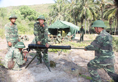 CVD: Chiến sĩ Đại đội 90 bảo dưỡng vũ khí trang bị trong quá trình hành quân diễn tập.