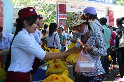 3.800 suất cơm miễn phí cho thí sinh và phụ huynh