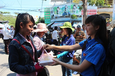Thí sinh nhận cơm miễn phí tại điểm thi Trường Đại học Nha Trang.
