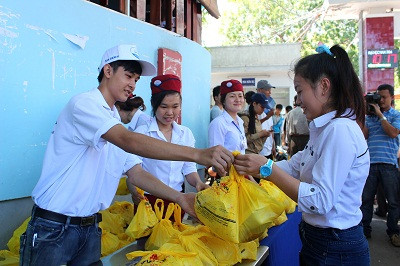 Nhân viên Công ty TNHH du lịch Trí Nguyên – Nha Trang trao suất cơm miễn phí cho thí sinh.