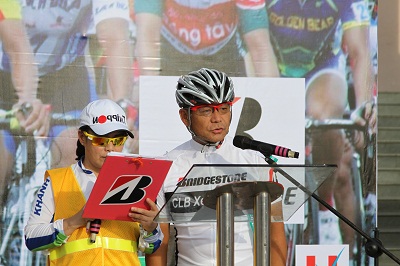 Ông Kuzuhiro Takeno đại diện nhà tài trợ cho giải đấu.