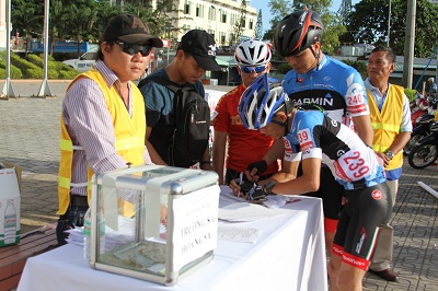 Các tay đua đăng ký danh sách thi đấu và ủng hộ cho quỹ Trường Sa- Hoàng Sa do Ban tổ chức phát động.