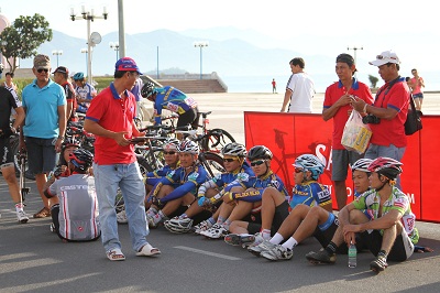 Các tay đua chuẩn bị bước vào giải đấu.