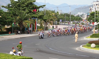 Các tay đua tranh tài sôi nổi trên đường đua.