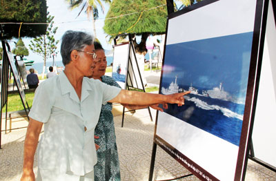 Người dân xem triển lãm.