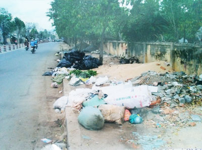 Đổ rác tràn lan