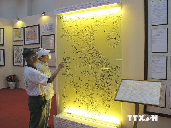 Người dân tham quan Triển lãm