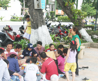 Một điểm nhậu được tổ chức ngay trong công viên bờ biển đường Trần Phú.