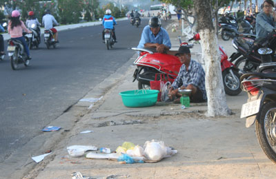 Rác còn lại sau cuộc nhậu của một nhóm thanh niên ngay bên vỉa hè đường Phạm Văn Đồng. 