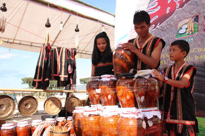 Một gian hàng giới thiệu đặc sản Tây Nguyên.