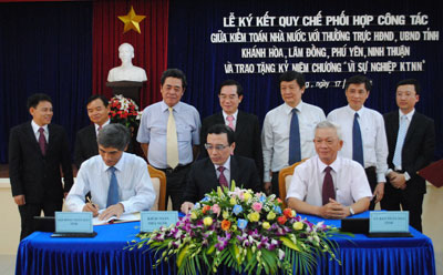 Lãnh đạo Kiểm toán Nhà nước và lãnh đạo tỉnh Khánh Hòa ký kết quy chế phối hợp.