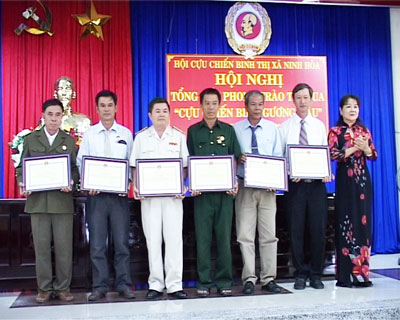 UBND thị xã Ninh Hòa tặng  giấy khen cho các tập thể.