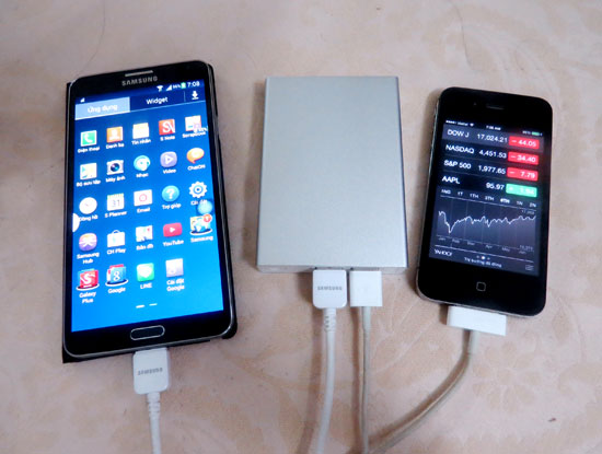 Có thể sạc pin cùng lúc cho hai thiết bị.