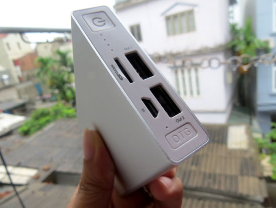 Hai cổng USB, khe đọc thẻ microUSB, nút khởi động OTG đuợc bố trí cùng một phía.