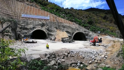 Các đơn vị thi công phía ngoài hầm Cổ Mã, thuộc dự án Hầm Đèo Cả.