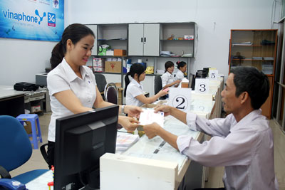Khách hàng nộp cước điện thoại tại một điểm thu cước của VNPT Khánh Hòa.