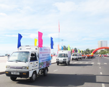  Diễu hành tuyên truyền về dân số - kế hoạch hóa gia đình trên đường phố Nha Trang.