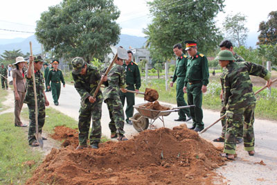 Cán bộ, chiến sĩ Sư đoàn 305 tu sửa đường giao thông nông thôn ở xã Cam Tân, huyện Cam Lâm.