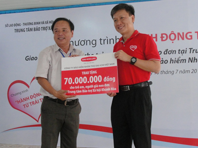 Thăm, tặng quà cho trẻ em và người già tại Trung tâm Bảo trợ xã hội Khánh Hòa