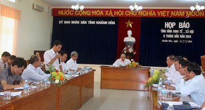 Các nhà báo đặt câu hỏi.