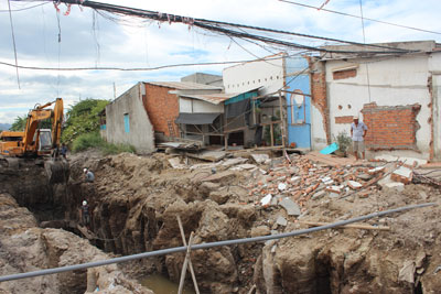 Thi công công trình làm hư hại nhà dân