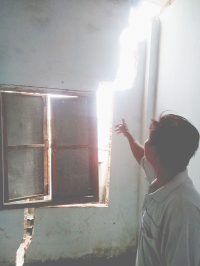 và vết nứt trong nhà dân.