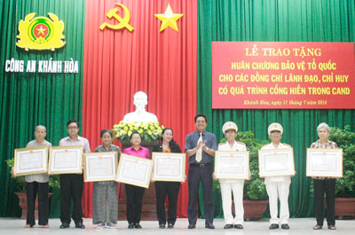 Ông Lê Thanh Quang trao tặng Huân chương Bảo vệ tổ quốc hạng Nhì cho các ông nguyên là lãnh đạo, chỉ huy Công an tỉnh.