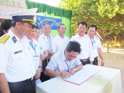 Ông Lê Thanh Quang viết vào sổ lưu niệm, động viên bộ đội tại đảo Trường Sa Lớn.