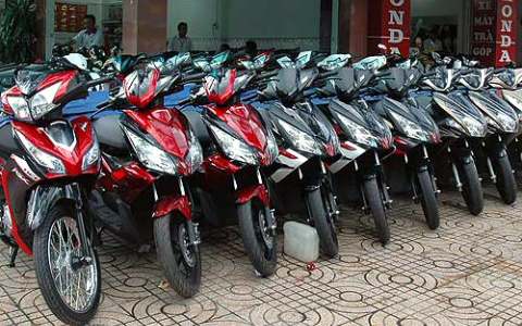 Đối nghịch thị trường ô tô - xe máy