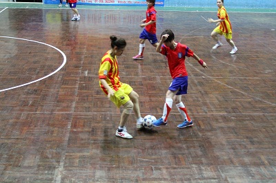 Cầu thủ các đội bóng thi đấu tại giải