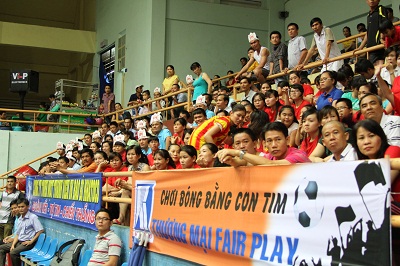 Đông đảo khán giả đến xem các trận đấu.