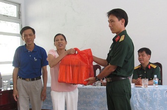 Thăm, tặng quà các đơn vị bộ đội đóng quân trên đảo Hòn Tre - Nha Trang