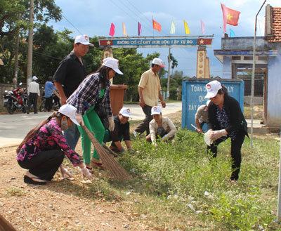  Người dân xã Ninh Bình quét dọn, thu gom rác thải trong khu dân cư.