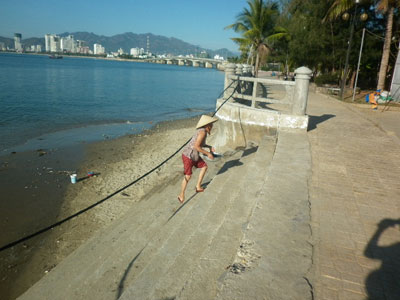 Dây điện chắn lối đi