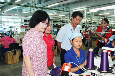 Đại diện Công đoàn các Khu công nghiệp - Khu kinh tế tỉnh nắm bắt tâm tư, nguyện vọng của người lao động.